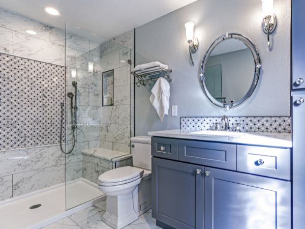 Najnowsze trendy w łazience - kabina prysznicowa z eleganckim brodzikiem