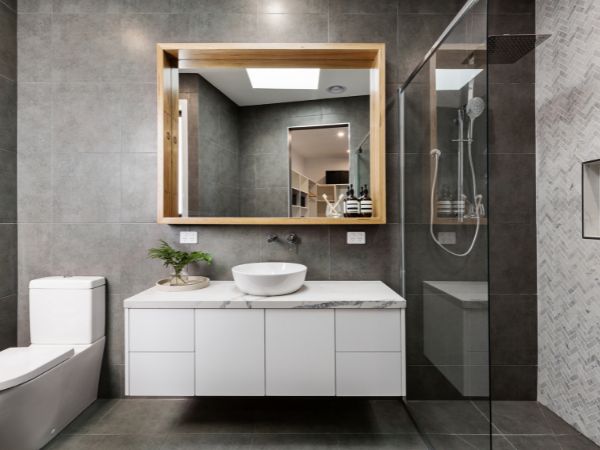 Stylowe i funkcjonalne - Zestaw mebli łazienkowych z designerską umywalką, który oczaruje każde wnętrze!